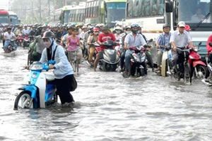 TPHCM còn nhiều điểm ngập nước do mưa lớn, triều cường