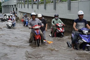 Đường Nguyễn Hữu Cảnh bị ngập sâu. Ảnh: Quốc Hùng