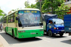 11 tài xế xe buýt vi phạm hút thuốc, nghe điện thoại khi đang lái xe