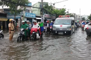 Nhiều khu vực trên địa bàn TPHCM bị ngập nước sau mỗi trận mưa lớn. Ảnh: ĐAN NGUYÊN 