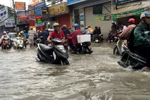 Nâng cao đường chống ngập phải có tiêu chí cụ thể. Ảnh: QUỐC HÙNG