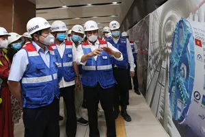  Chủ tịch UBND TPHCM Nguyễn Thành Phong tham quan công trường Ga Nhà hát Thành phố của tuyến đường sắt đô thị số 1 tuyến Bến Thành - Suối Tiên với sự hướng dẫn của Trưởng Ban quản lý Đường sắt đô thị Bùi Xuân Cường. Ảnh: HOÀNG HÙ