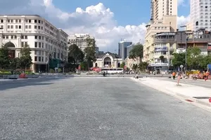 Tháo dỡ rào chắn tuyến metro số 1 trên đường Lê Lợi