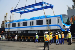 Đoàn tàu 12 và 13 tuyến Metro Bến Thành - Suối Tiên cập cảng TPHCM