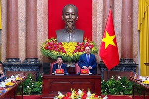Chủ tịch nước Nguyễn Xuân Phúc gặp mặt 39 đại biểu người có uy tín tiêu biểu đại diện cho gần 2.000 người có uy tín của tỉnh Hà Giang năm 2022. Ảnh: QUẾ SƠN
