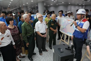 Cán bộ chiến sĩ Điện Biên năm xưa phấn khởi trải nghiệm tuyến metro số 1