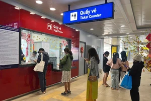 Hành khách xếp hàng mua vé đi metro 