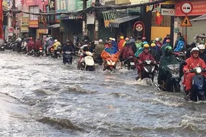 Ngập đường Điện Biên Phủ đoạn gần cầu Sài Gòn. Ảnh: QUỐC HÙNG