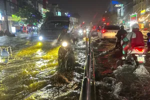 TPHCM: Mưa lớn gây ngập, kẹt xe nghiêm trọng hàng loạt tuyến đường 