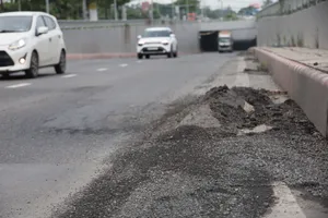 Hầm chui đường Nguyễn Văn Linh – Nguyễn Hữu Thọ: Mới dặm vá tạm, mặt đường hai bên vẫn đầy ổ gà, ổ voi
