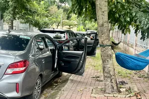 Xe đậu tràn lan, gây mất an toàn và trật tự tại khu dân cư 6A, xã Bình Hưng