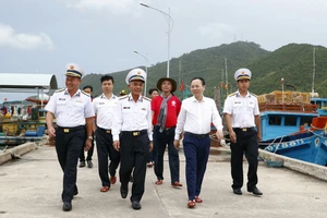 Lãnh đạo TPHCM thăm, tặng quà cán bộ, chiến sĩ và nhân dân đảo Nam Du