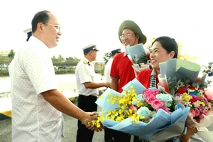 Đoàn đại biểu TPHCM hoàn thành chuyến thăm cán bộ, chiến sĩ vùng biển Tây Nam