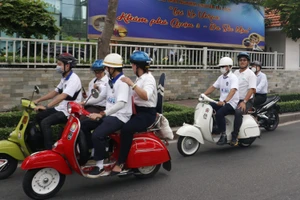 Độc đáo tour “lái xe Vespa khám phá quận 3 đa sắc màu”