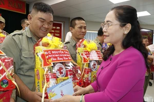 Đồng chí Nguyễn Thị Lệ tặng quà lực lượng bảo vệ dân phố có hoàn cảnh khó khăn. Ảnh: NGÔ BÌNH.