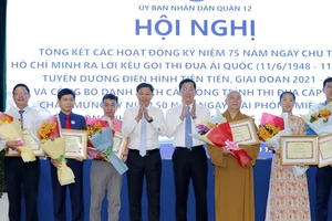 Quận 12 khen thưởng các gương điển hình tiên tiến. Ảnh: NGÔ BÌNH.