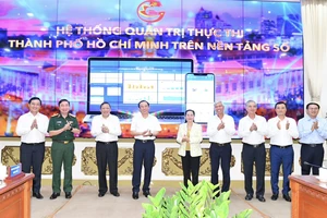 Bí thư Thành ủy TPHCM Nguyễn Văn Nên, Chủ tịch HĐND TPHCM Nguyễn Thị Lệ cùng các đại biểu "khởi động" hệ thống quản trị thực thi TPHCM trên nền tảng số. Ảnh: VIỆT DŨNG