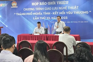 Phó Chủ tịch Ủy ban MTTQ Việt Nam TPHCM Phạm Minh Tuấn thông tin tại họp báo. Ảnh: NGÔ BÌNH