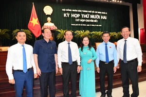 Bí thư Thành ủy TPHCM Nguyễn Văn Nên, Chủ tịch UBND TPHCM Phan Văn Mãi, Chủ tịch HĐND TPHCM Nguyễn Thị Lệ tại kỳ họp. Ảnh: VIỆT DŨNG