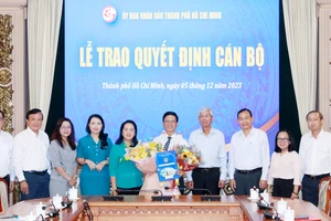 Phó Chủ tịch UBND TPHCM cùng các đại biểu chúc mừng ông Lê Văn Thu