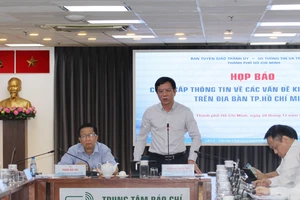 Phó Trưởng Ban Tuyên giáo Thành ủy TPHCM Phạm Đức Hải và Phó Giám đốc Sở TT-TT TPHCM Nguyễn Ngọc Hồi chủ trì họp báo