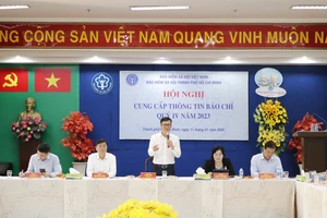 Giám đốc BHXH TPHCM Lò Quân Hiệp thông tin tại hội nghị