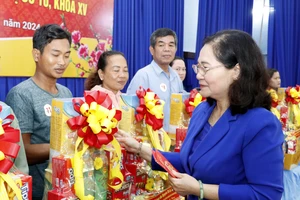 Chương trình “Xuân yêu thương” trao tặng 500 phần quà tết đến người dân huyện Củ Chi