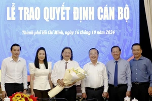 Chủ tịch UBND TPHCM Phan Văn Mãi trao quyết định bổ nhiệm cán bộ chủ chốt