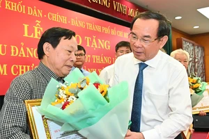 Bí thư Thành ủy TPHCM Nguyễn Văn Nên trao Huy hiệu Đảng tại Đảng bộ Khối Dân – Chính - Đảng