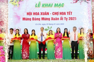 Huyện Củ Chi khai mạc hội hoa xuân, trao quà tết đến gia đình chính sách