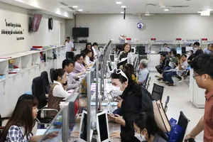 Công chức, viên chức UBND quận 12 tiếp nhận, giải quyết hồ sơ thủ tục hành chính cho người dân