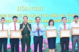 Đồng chí Nguyễn Văn Được trao bằng khen đến các tập thể có thành tích xuất sắc trong phong trào thi đua đặc biệt và công tác tổ chức lễ kỷ niệm 50 năm Ngày Giải phóng miền Nam, thống nhất đất nước. Ảnh: VIỆT DŨNG
