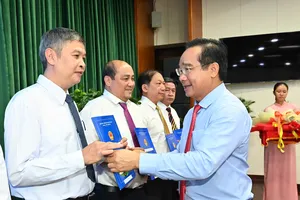 Đồng chí Nguyễn Văn Được trao quyết định đến các cá nhân. Ảnh: VIỆT DŨNG