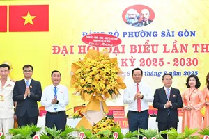 Đồng chí Nguyễn Văn Được và đồng chí Phạm Thành Kiên tặng hoa chúc mừng đại hội. Ảnh: VIỆT DŨNG