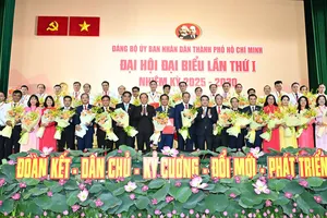 Bí thư Thành ủy TPHCM Nguyễn Văn Nên chúc mừng Ban Chấp hành Đảng bộ UBND TPHCM nhiệm kỳ 2025-2030. Ảnh: VIỆT DŨNG