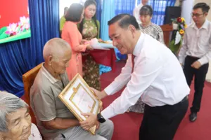 Đồng chí Phạm Thành Kiên trao Huy hiệu Đảng đến đảng viên xã Nhuận Đức