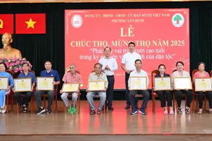 Lãnh đạo phường Tân Định chúc thọ, mừng thọ người cao tuổi