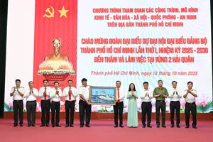 Đại biểu dự Đại hội đại biểu Đảng bộ TPHCM lần thứ I thăm Bộ Tư lệnh Vùng 2 Hải quân