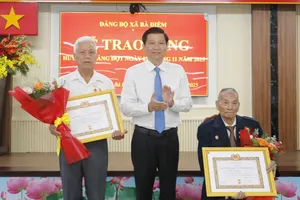 Xã Bà Điểm trao Huy hiệu Đảng đợt ngày 7-11