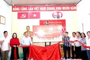 Lãnh đạo phường An Phú Đông cùng các khu phố ra mắt bộ thiết bị họp trực tuyến