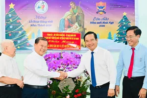 Chủ tịch UBND TPHCM thăm, chúc mừng Giáng sinh tổ chức, cá nhân tiêu biểu