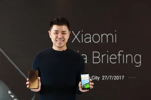 Ông Donovan Sung giới thiệu bộ đôi Mi 6 và Mi Max 2.