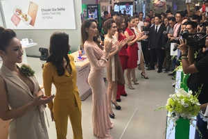 Nhiều gương mặt tên tuổi trong làng giải trí đến dự khai trương