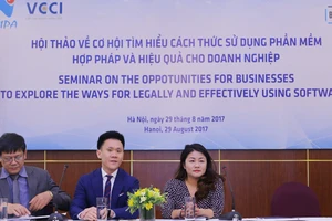 Đại diện BSA và Thanh tra Bộ văn hóa Thể thao du lịch trả lời giải đáp của doanh nghiêp trong hội thảo