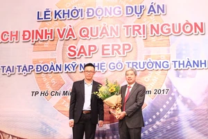 Đại diện FPT IS và Tập đoàn Kỹ nghệ gỗ Trường Thành tại lễ ký kết