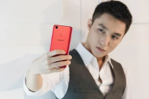 Ca sĩ Sơn Tùng cùng OPPO F5