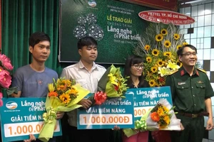 Các khách hàng của Viettel nhận giải thưởng