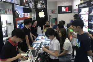 Khách đến chọn mua iPhone tại Minh Tuấn Mobile