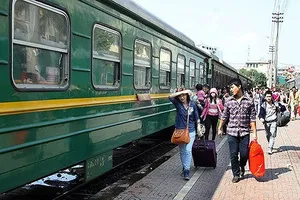 Trao 1.200 vé tàu tết đến tay công nhân