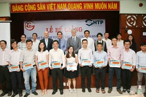 Các học viên hoàn thành khoá đào tạo về vi cơ điện tử